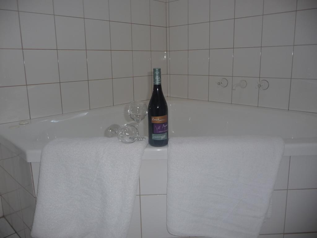 Kangerong Holiday Park Red Hill South Room photo